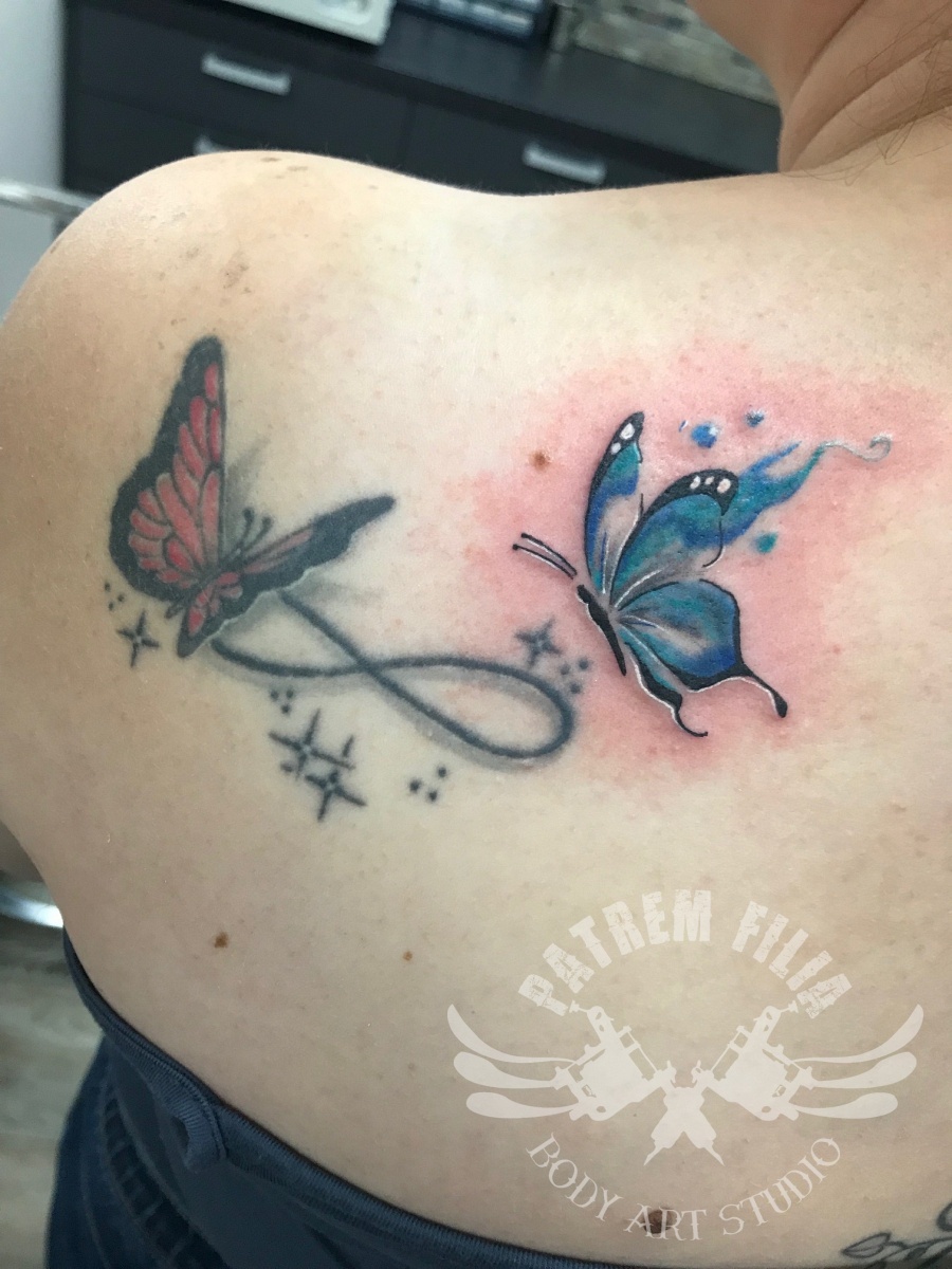 vlinder en infinity Tattoeages