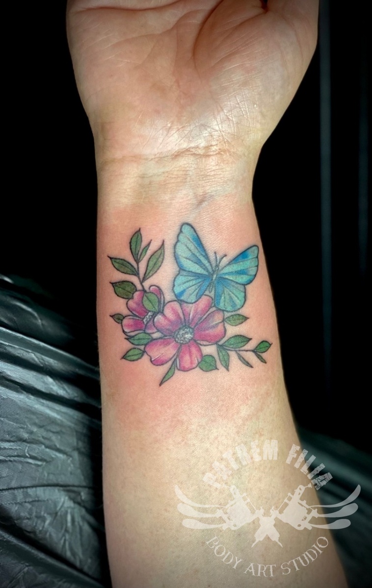 vlinder met bloem Tattoeages