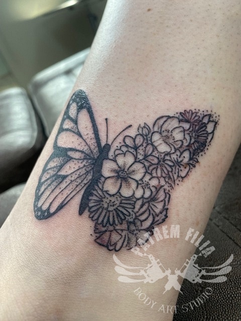 Vlinder met bloemen Tattoeages
