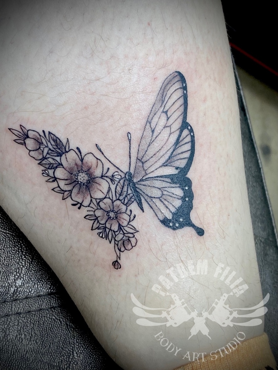 vlinder met bloemen Tattoeages