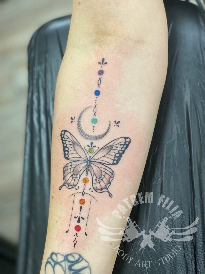 vlinder met chakra kleuren Tattoeages