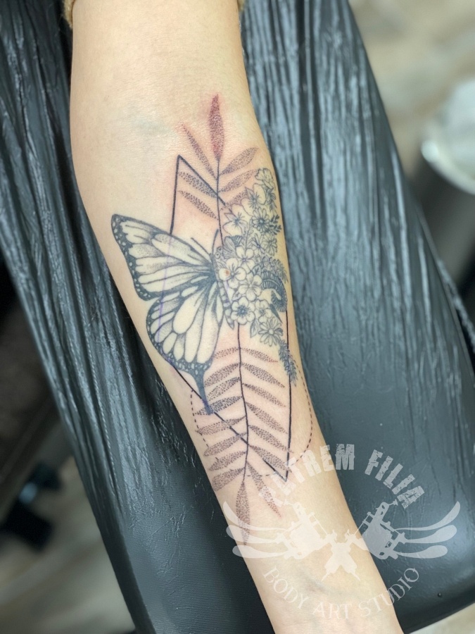 Vlinder met wilde bloemen Tattoeages