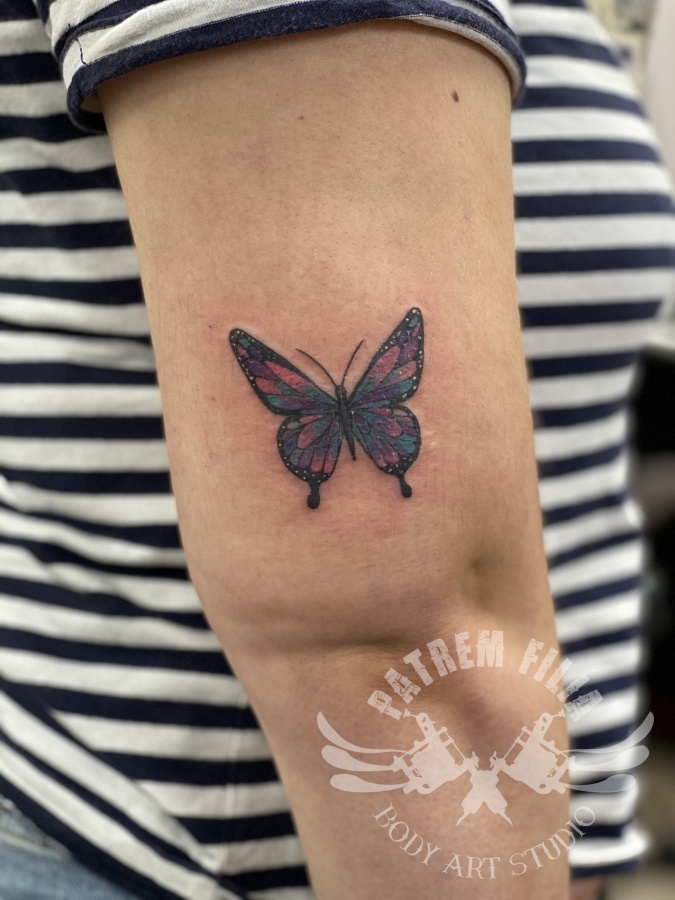 Vlinder op bovenarm Tattoeages