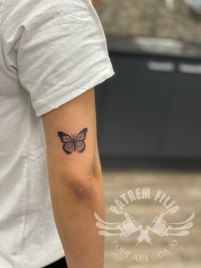 vlinder op bovenarm Tattoeages