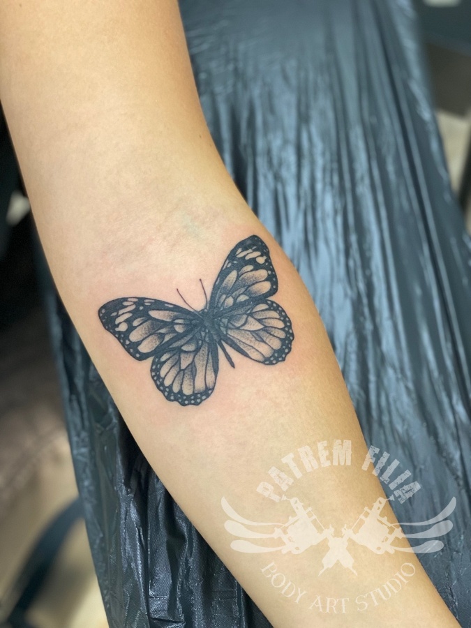 vlinder op onderarm Tattoeages