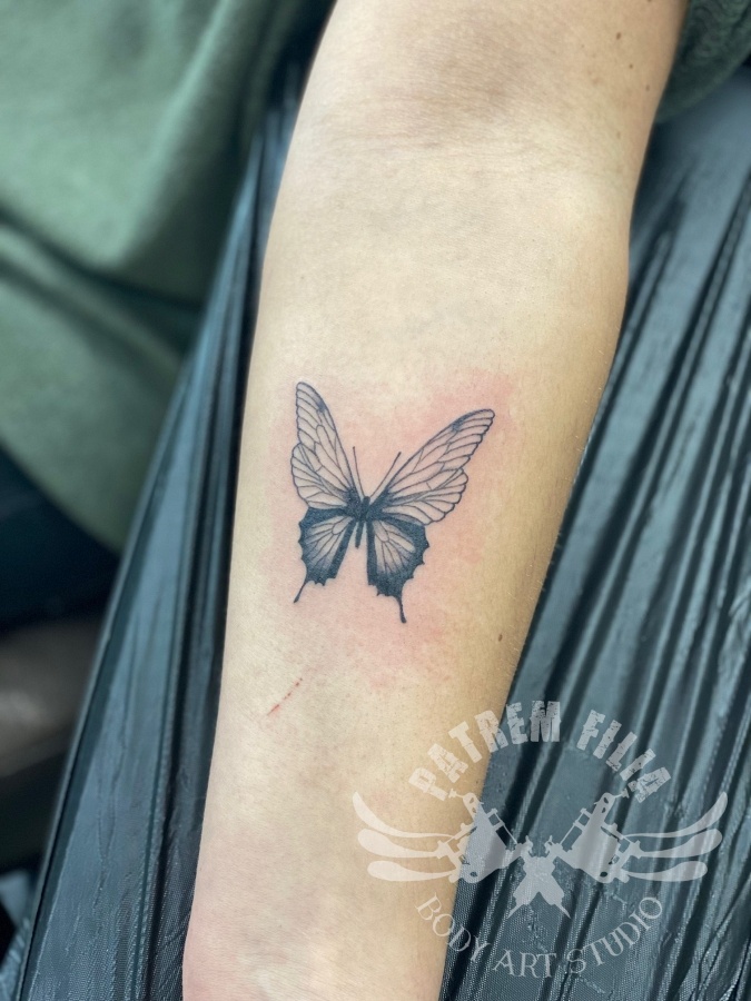 Vlinder op onderarm Tattoeages