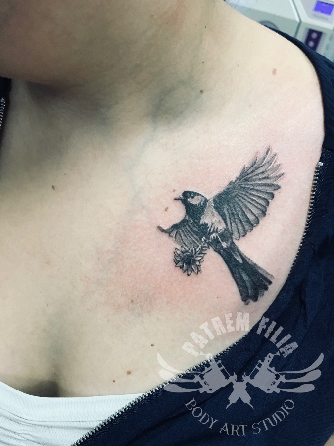 vogeltje bij sleutelbeen Tattoeages