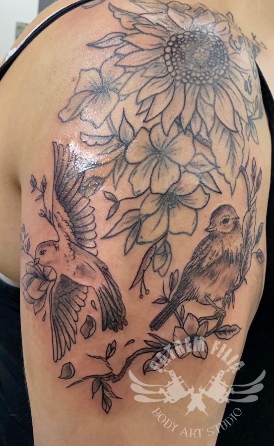 Vogeltjes op bovenarm Tattoeages