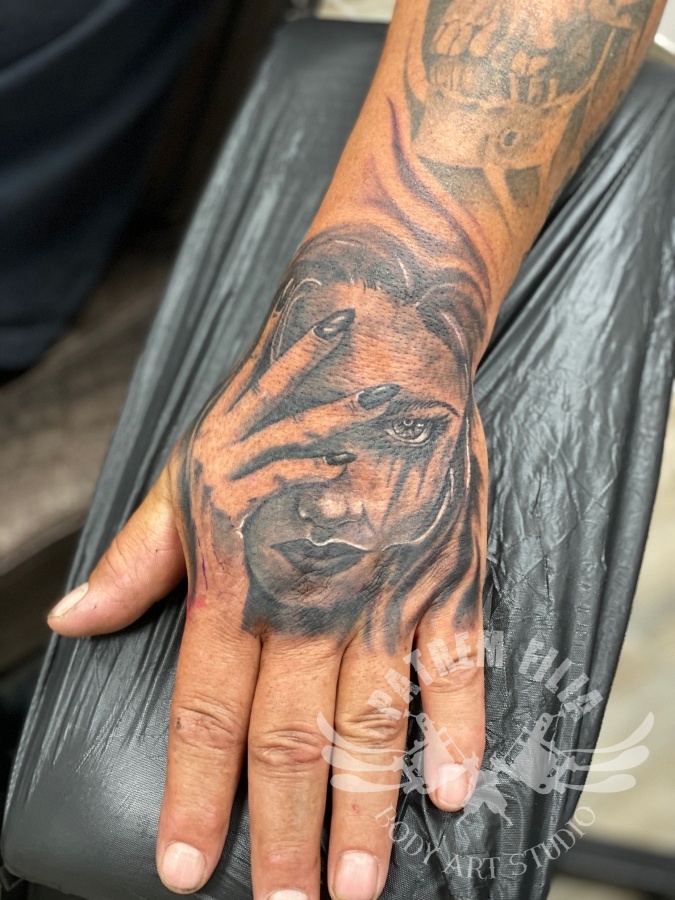 Vrouwen gezicht op hand Tattoeages