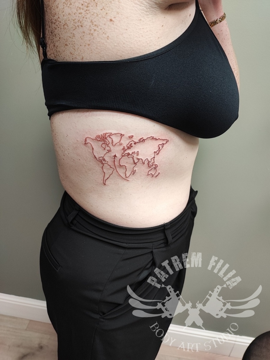 wereld kaart op ribben Tattoeages