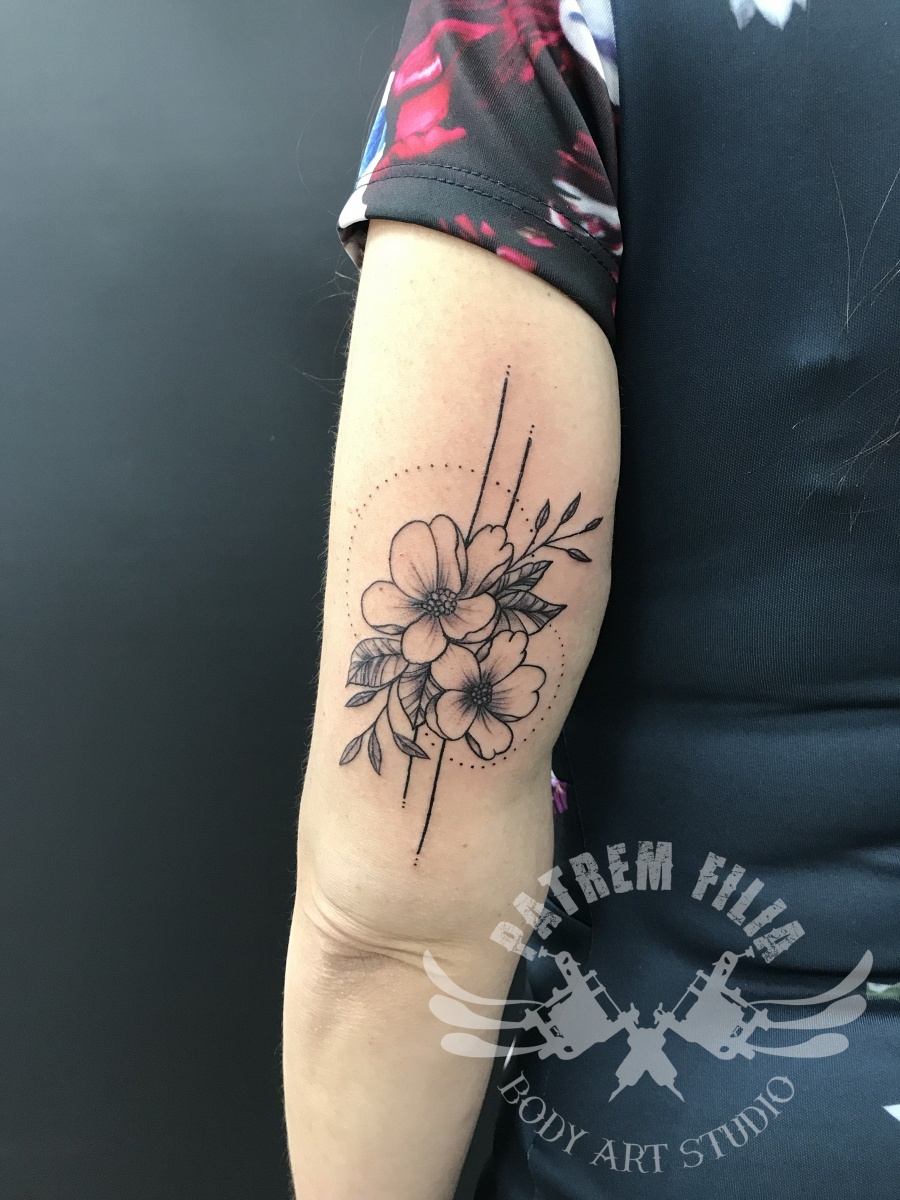 wilde bloemen op bovenarm Tattoeages
