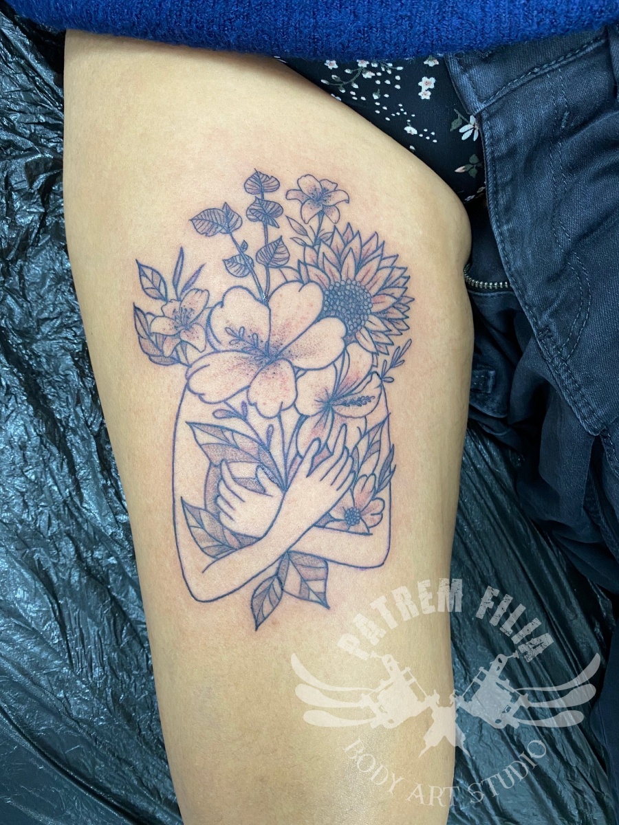 Wilde bloemen op bovenbeen Tattoeages