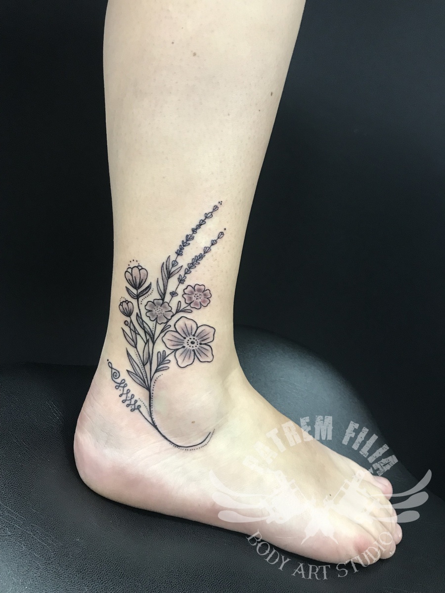 wilde bloemen op enkel Tattoeages