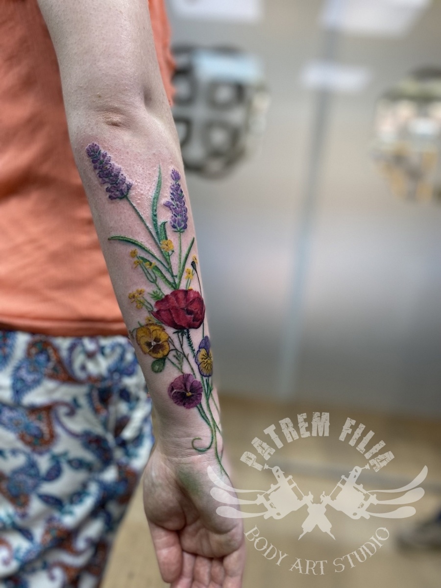 Wilde bloemen op onderarm Tattoeages