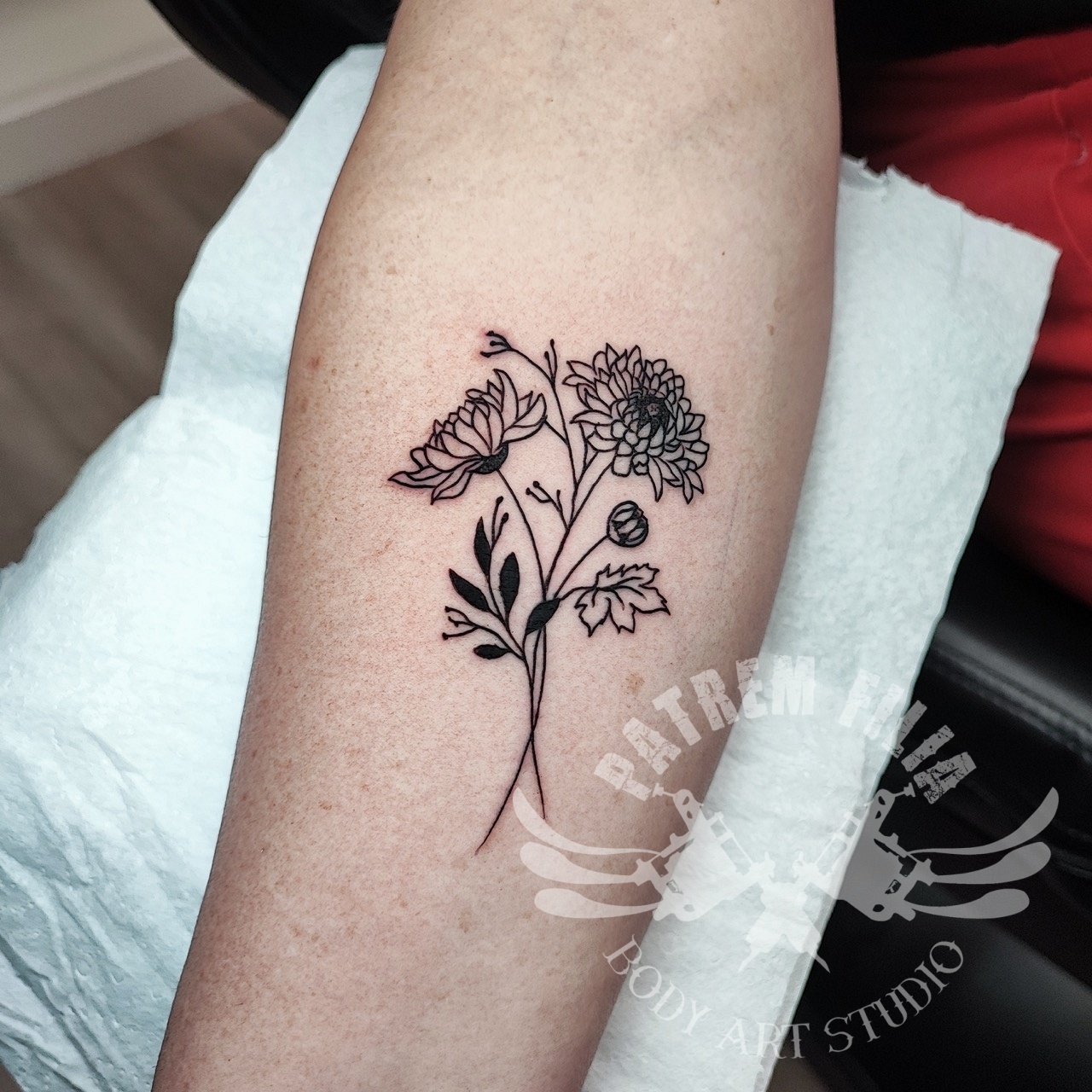 wilde bloemen op onderarm Tattoeages