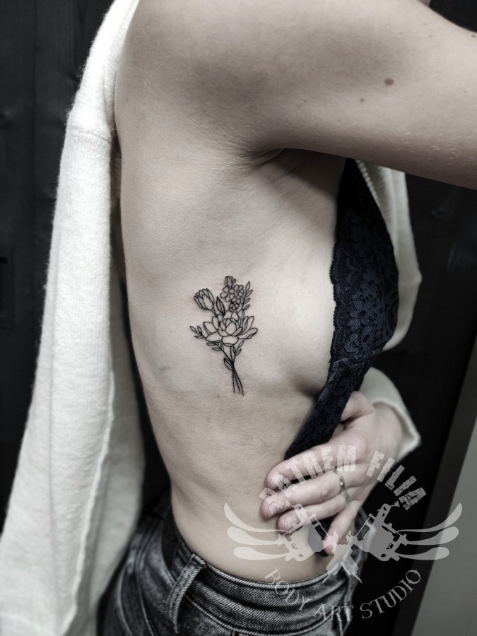 wilde bloemen op ribben Tattoeages