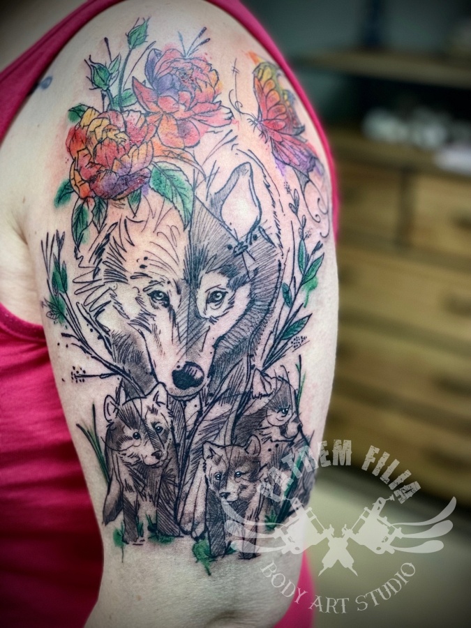 wolf pack met watercolor bloemen Tattoeages