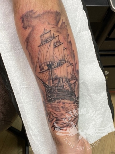zeilschip op onderarm Tattoeages