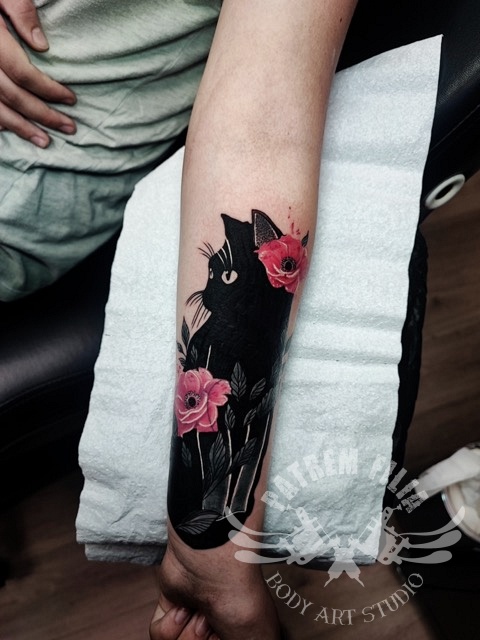 zwarte kat op onderarm Tattoeages