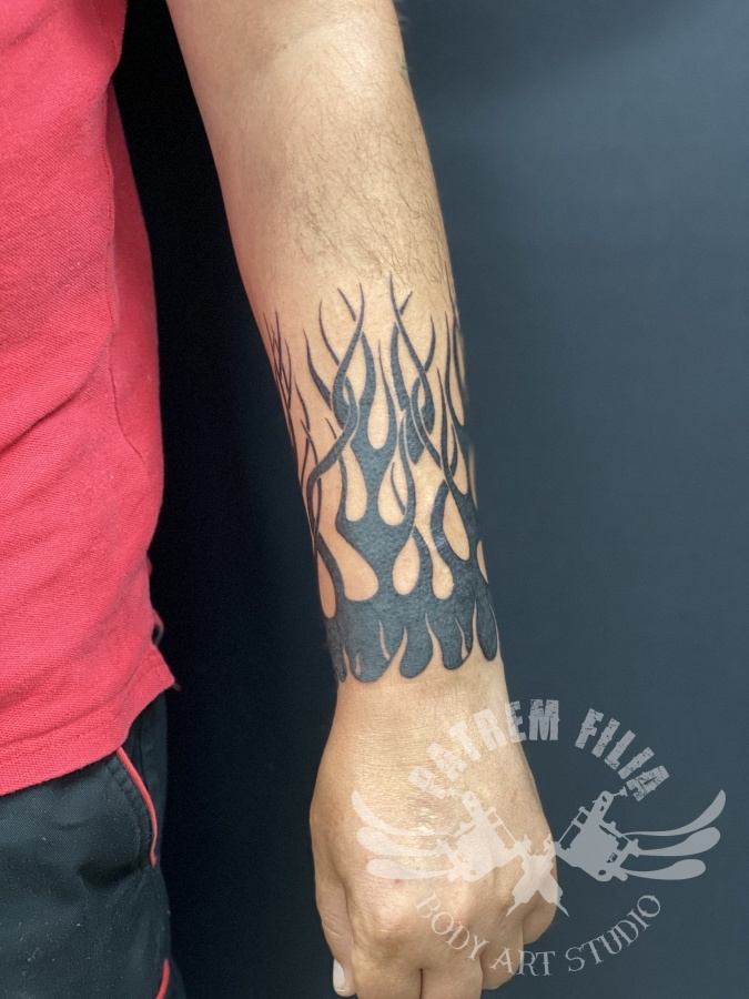 Zwarte vlammen op onderarm Tattoeages