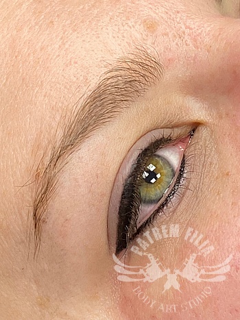 Eyeliner boven en onder mat kayal en wing