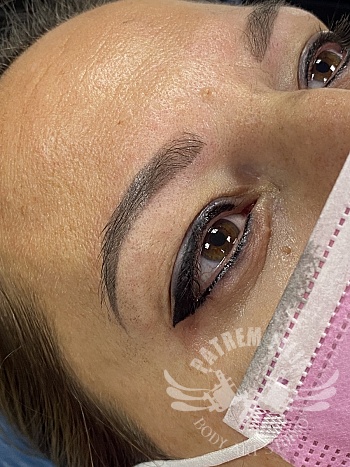 Eyeliner boven en onder met kayal en wing