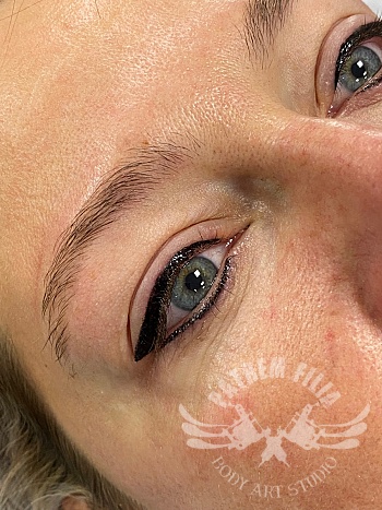 Eyeliner onder en boven met kayal en wing bijwerking na 4 jaar.
