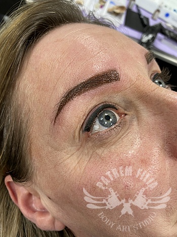 Powder Brows met Eyeliner boven