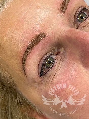 Powderbrows bijgewerkt en eyeliner onder en boven, Boven met wing .