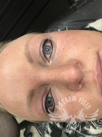 Winged eye liner