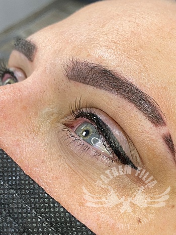 Winged eyeliner, en powderbrows met cut-out