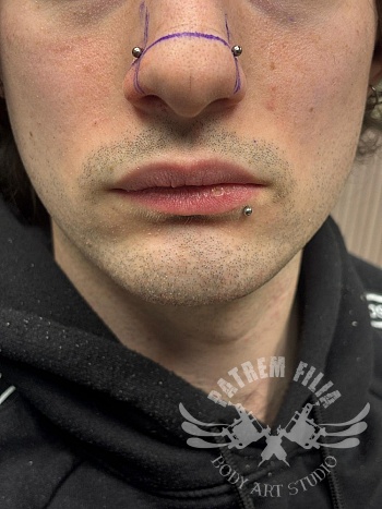 Bridge piercing — recht door het midden