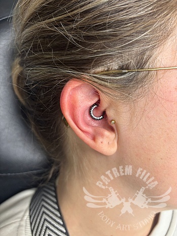Daith piercing — detail dat opvalt