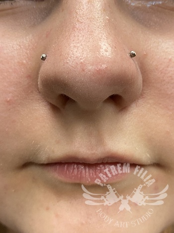 dubbele neuspiercing