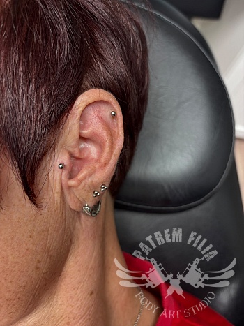 Helix en Tragus piercing combinatie bij Patrem Filia