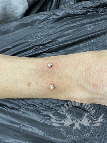 Microdermal in onderarm