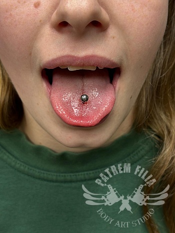 Tongpiercing — klein bolletje, groot statement