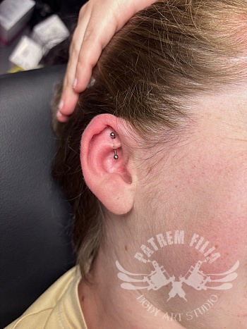 Vers geplaatste rook piercing met titanium barbell