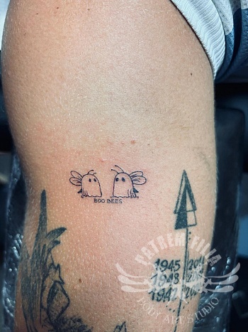 “Boo Bees” – humoristische fineline tattoo