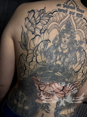 Aanvullen van rug tattoo