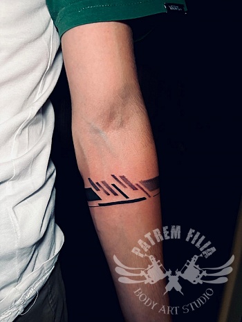 Abstracte band - onderarm tattoo