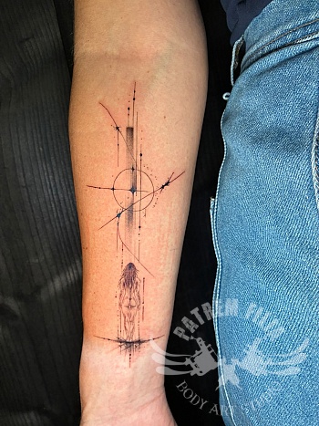Abstracte Fine-line tattoo met figuur en geometrische elementen
