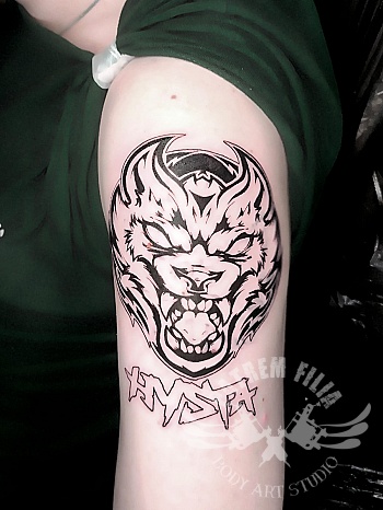 Agressieve wolf tattoo met custom lettering