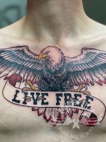 Amerikaanse adelaar op borst met banner  met tekst live free