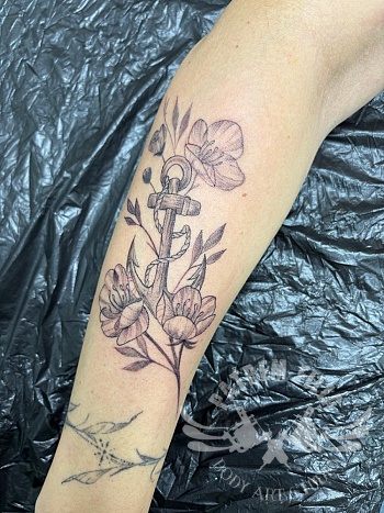 Anker met bloemen in fineline - onderarm