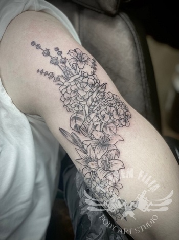 Anvulling bloemen op bovenarm