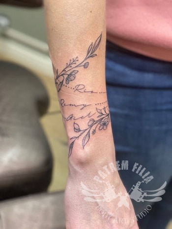 Armbandjes met namen en bloemen