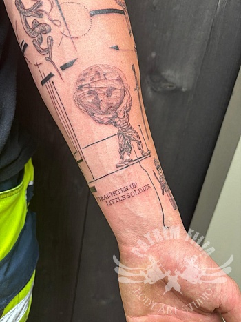 Atlas & quote – onderarm tattoo