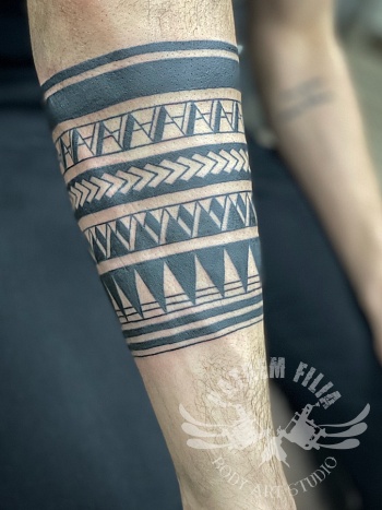 band om arm in Maori/Polyninesiche stijl