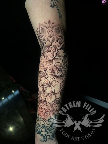 Black & grey bloemen sleeve met mandala en dotwork op de arm